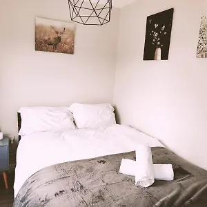 Holiday home Large 3 Bedroom Home, 3 Bathrooms, Free Parking, Fast Wifi, Belfast
